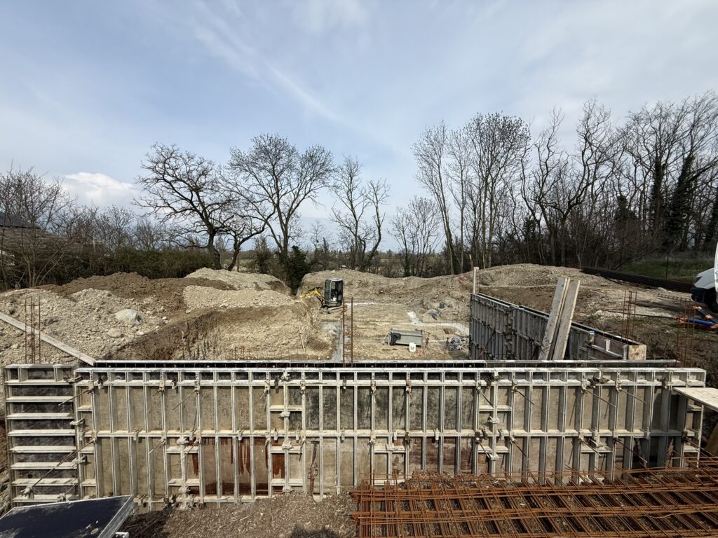 mur en béton banché en cours de réalisation