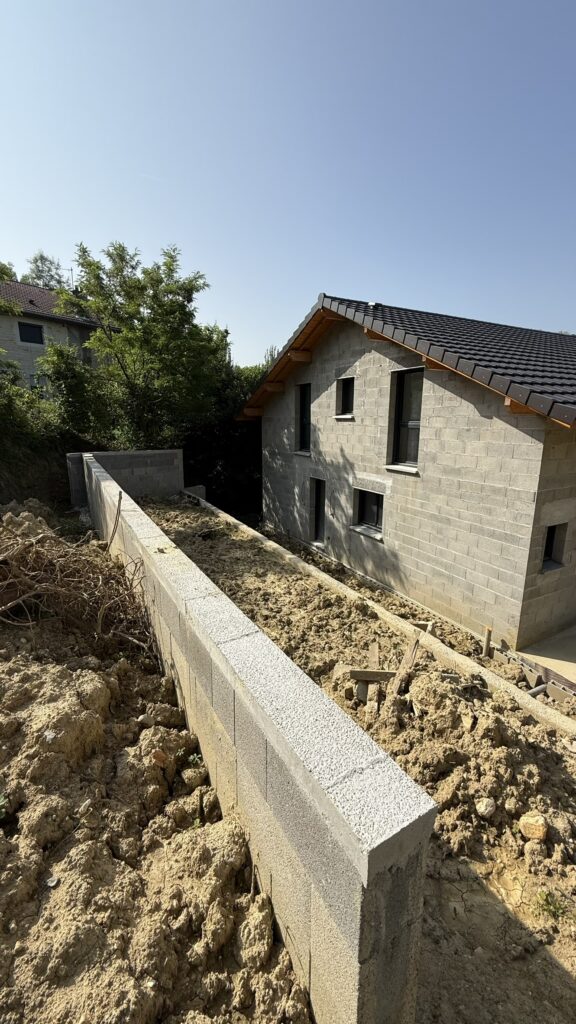 mur de soutènement en parpaings en cours de réalisation