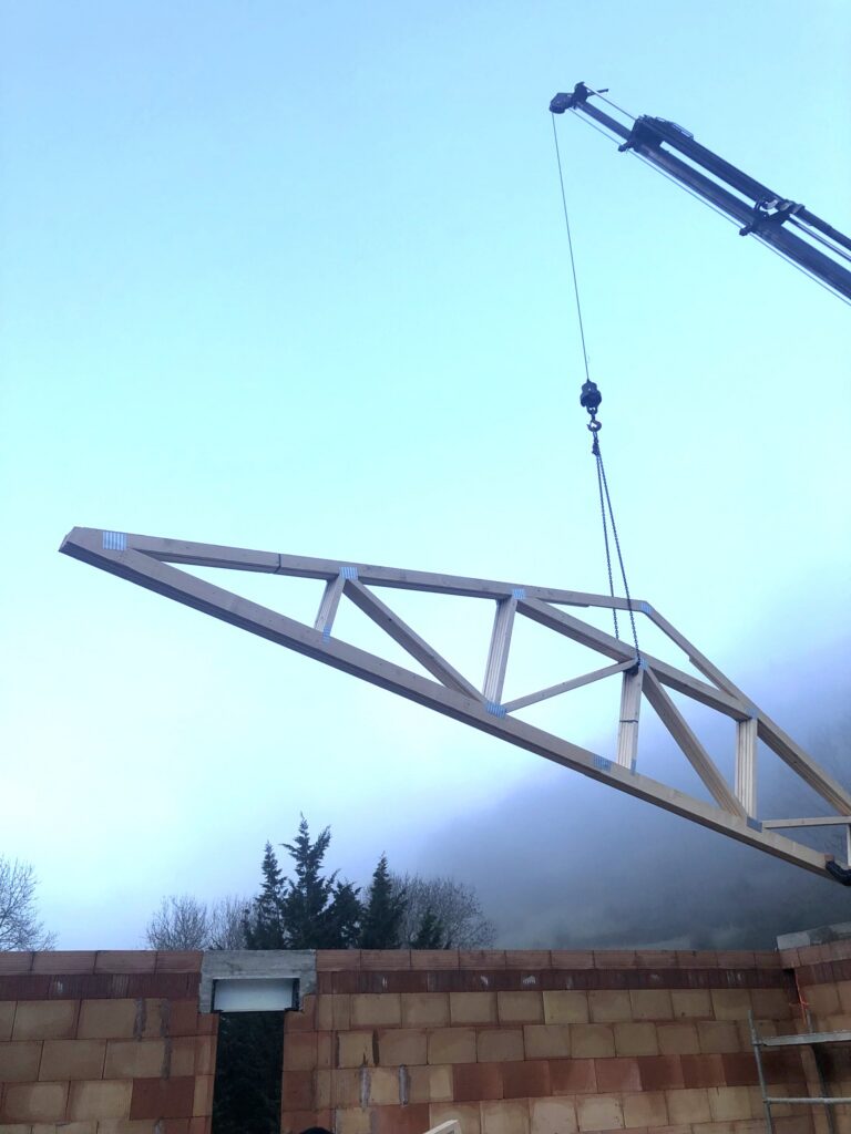 Charpente en bois en cours de montage