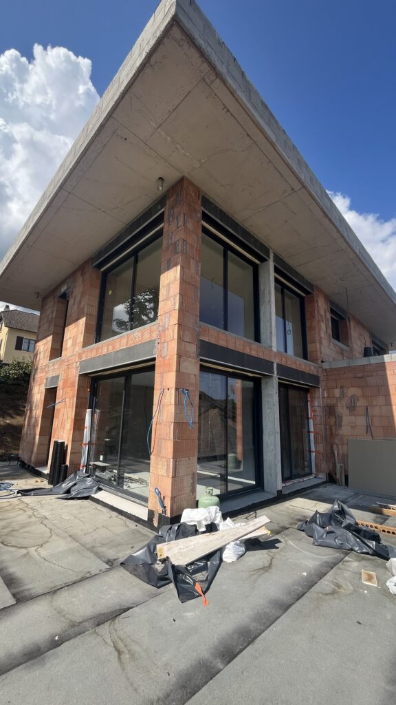 maçonnerie maison individuelle à étage mur de brique