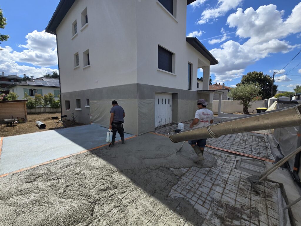 coulage pour terrasse en béton désactivé sur Lyon, société D’amberieu en bugey, choix de la couleur des graviers 