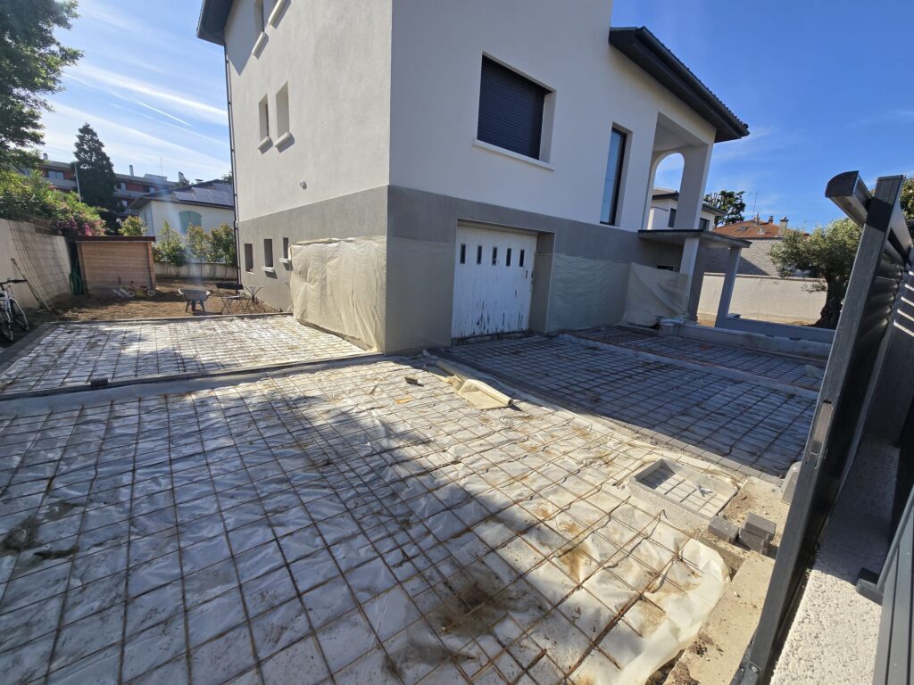 Préparation pour terrasse en béton désactivé sur Lyon, société D’amberieu en bugey, choix de la couleur des graviers 