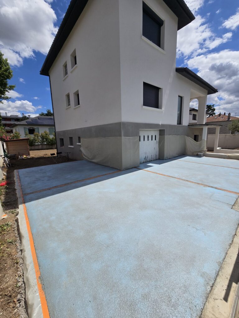 application du produit pour terrasse en béton désactivé sur Lyon, société D’amberieu en bugey, choix de la couleur des graviers 