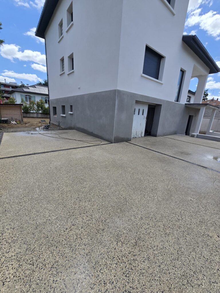 terrasse en béton désactivé sur Lyon, société D’amberieu en bugey, choix de la couleur des graviers 